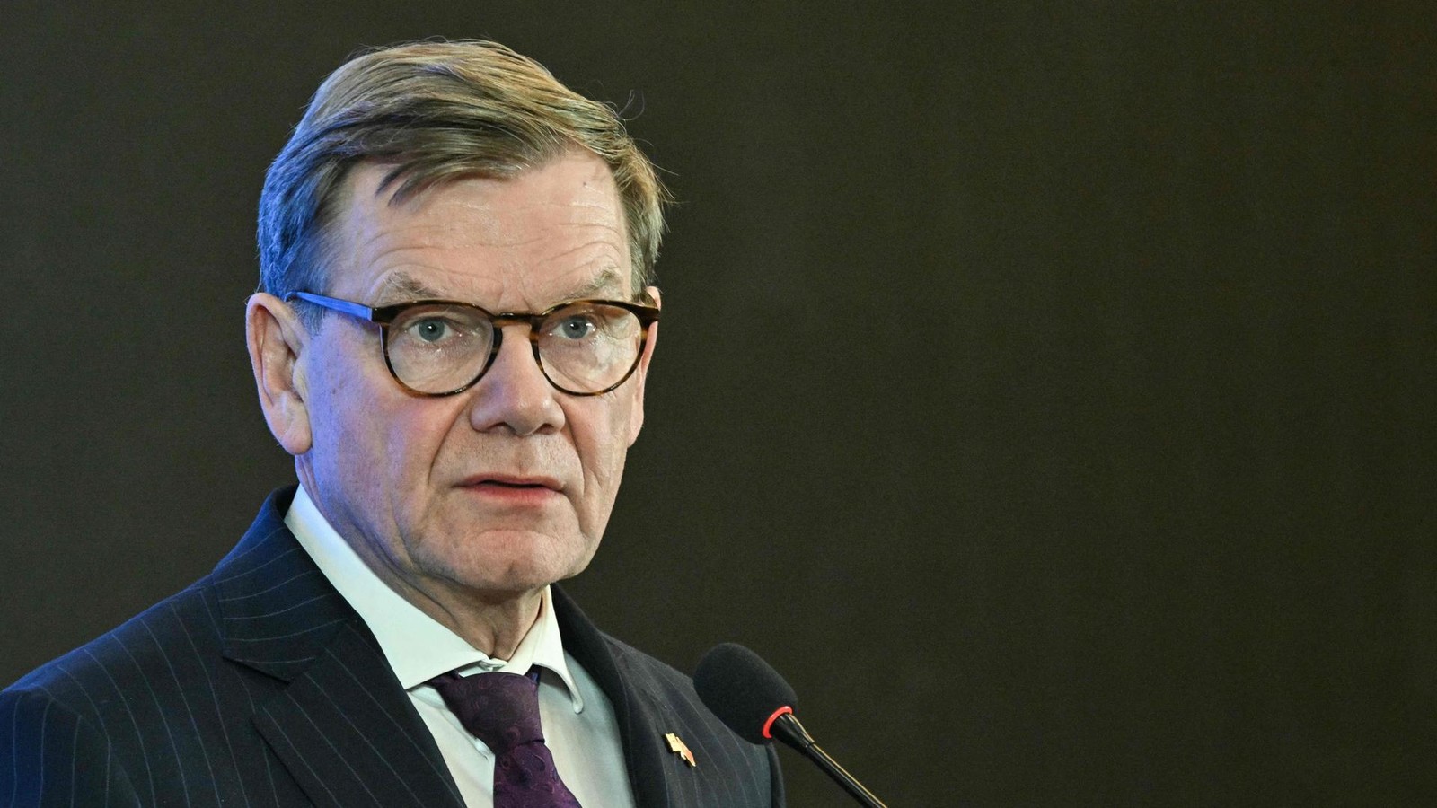 Johann-Wadephul-will-dass-sein-Foto-in-allen-Botschaften-h-ngt