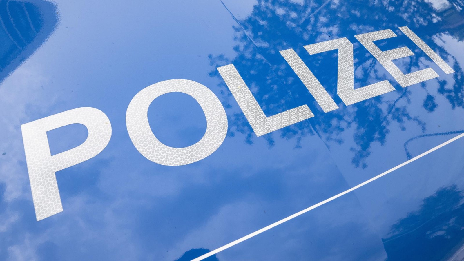 Unfall-in-Moers-R-ckw-rts-ausgeparkt-Fu-g-nger-touchiert-und-verletzt