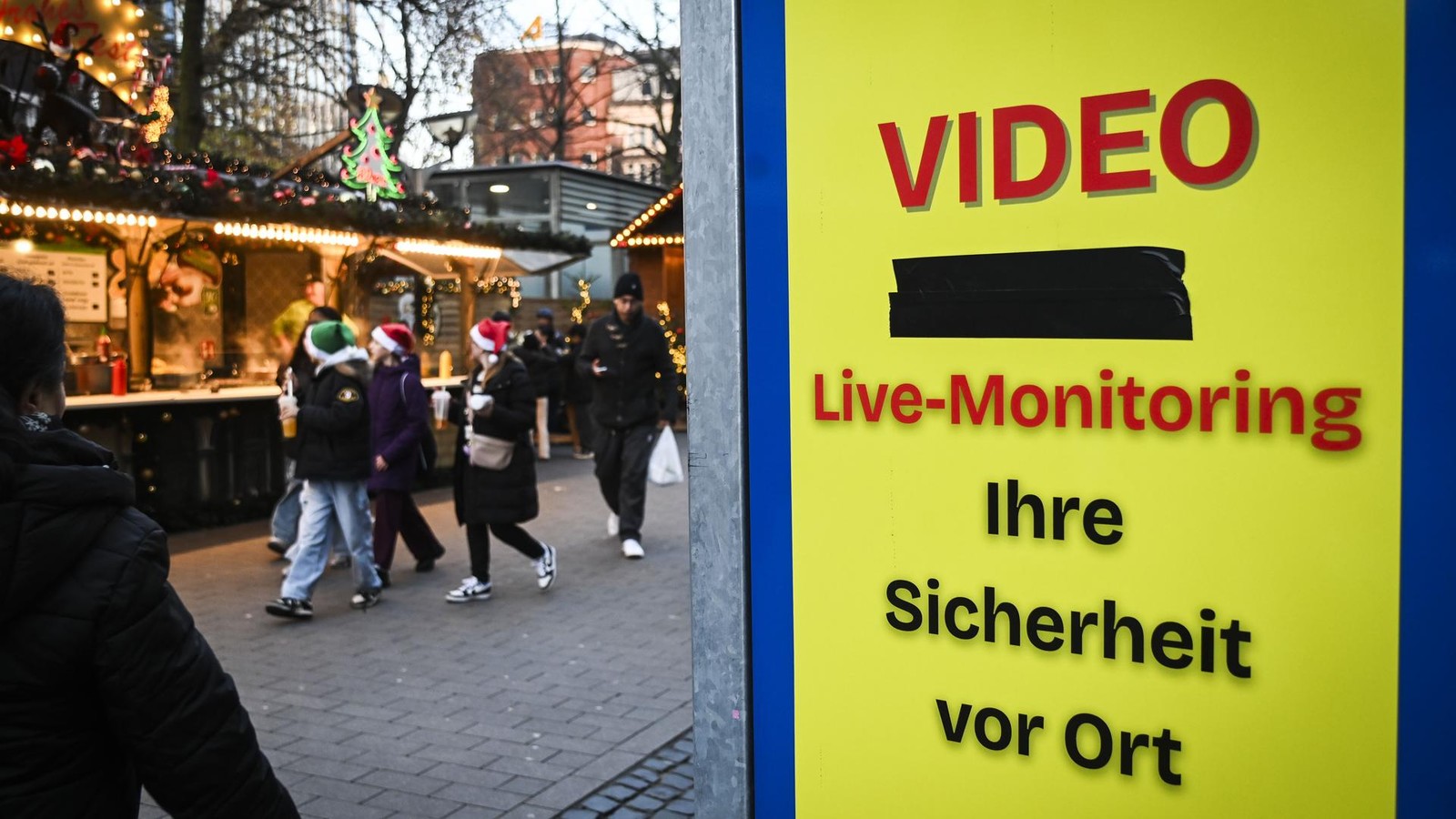 Video-berwachung-auf-dem-Weihnachtsmarkt-F-hlen-sich-Besucher-sicherer-