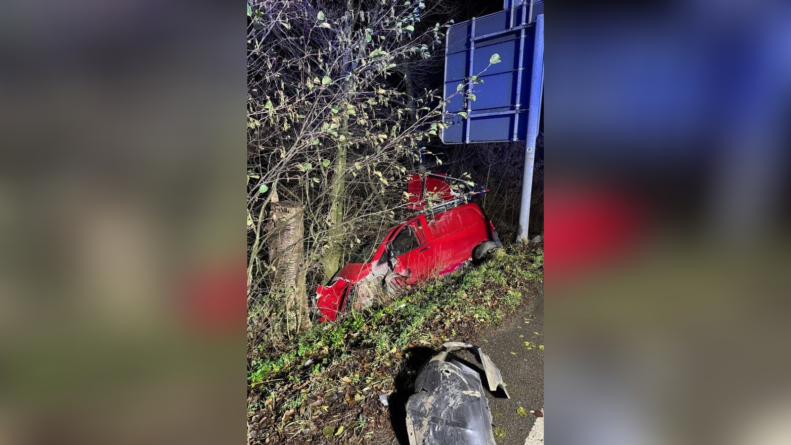 Kleintransporter-rutscht-am-fr-hen-Morgen-die-B-schung-hinab