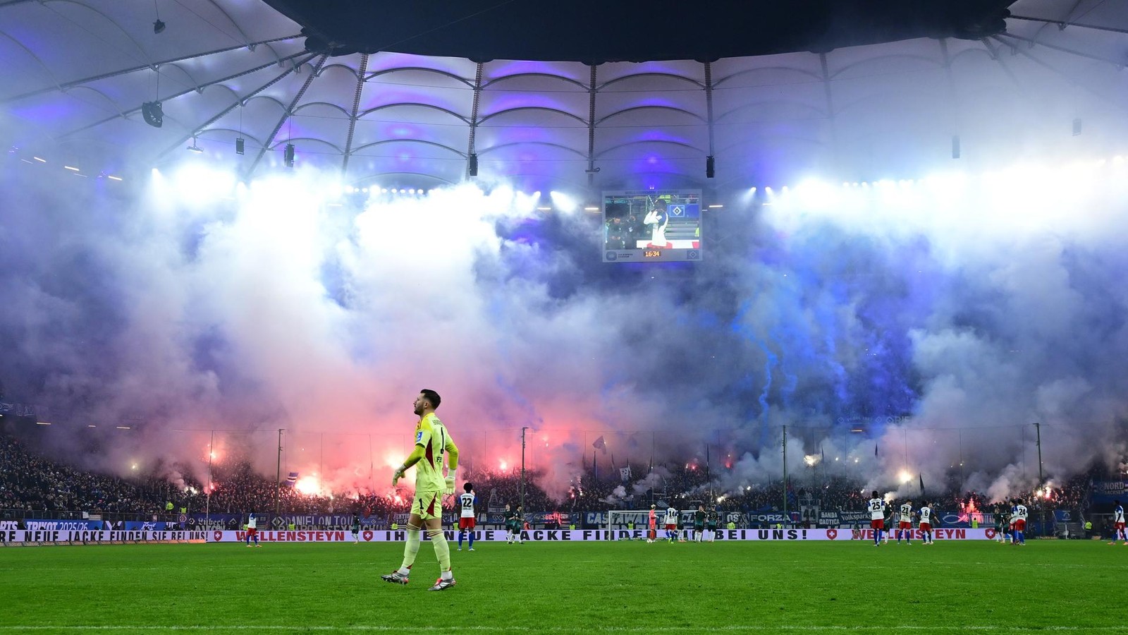 Umstrittener-Vorfall-DFB-verh-ngt-viele-Stadionverbote-gegen-HSV-Ultras
