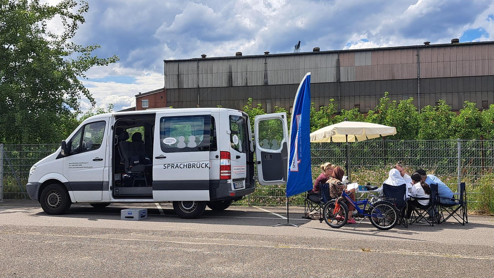 Integration-Deutsch-ben-zwischen-Containern-und-Campingtisch-