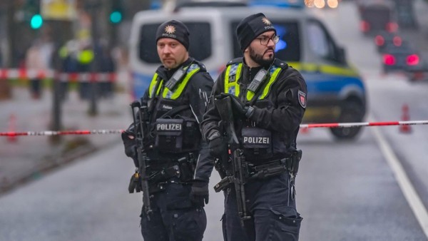 Verletzter nach Messerangriff – vier Männer in Haus verschanzt?