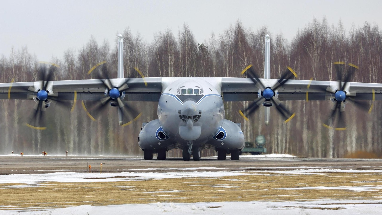 Video-zeigt-wie-riesiger-Russen-Flieger-im-Flug-zerbricht