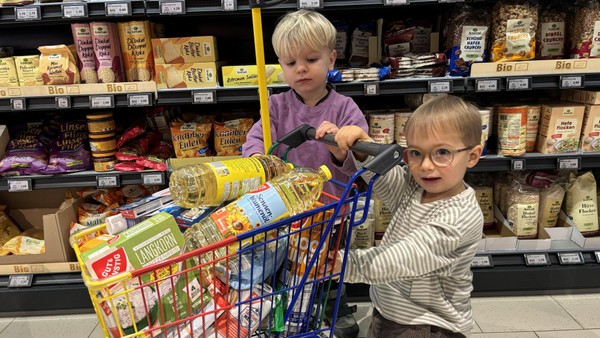 Für Kinder, die sonst nichts bekommen: Kita-Kinder packen in Sickte Hilfspakete