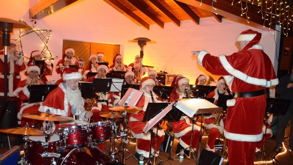 Big-Band Tappenbeck schlüpft in Isenbüttel in schicke Weihnachtsmann-Kostüme