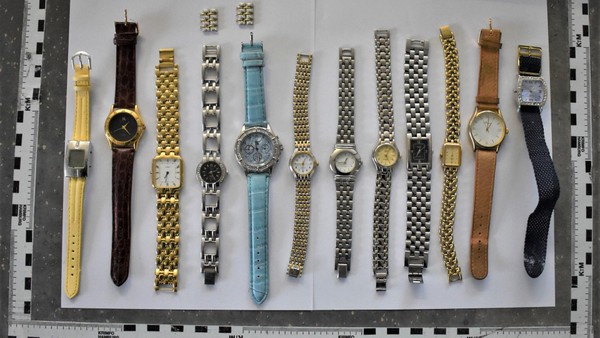 Armbanduhren bei Gartenarbeiten gefunden – wem wurden sie gestohlen?