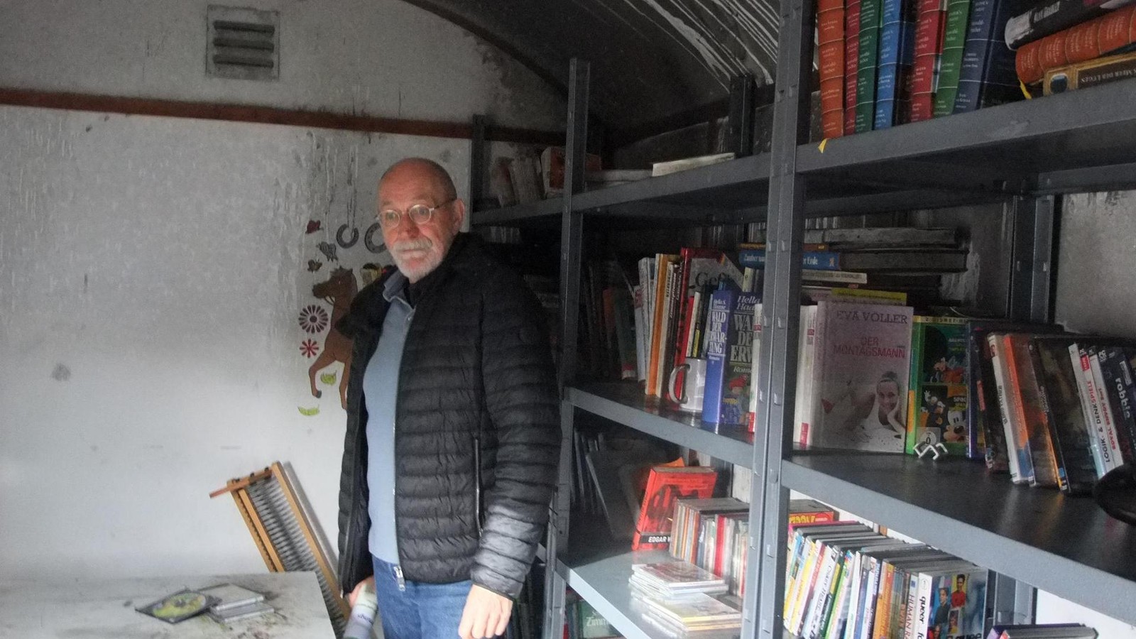 Saale-Holzland-Unbekannte-setzen-beliebten-Gib-und-Nimm-Wagen-in-Schl-ben-in-Brand