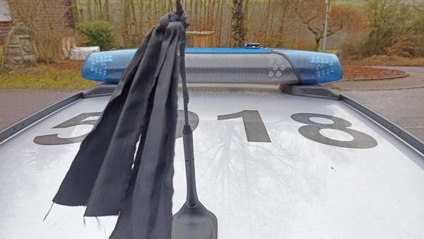 Warum die Polizei Hamburg Trauerflor an ihren Fahrzeugen anbringt
