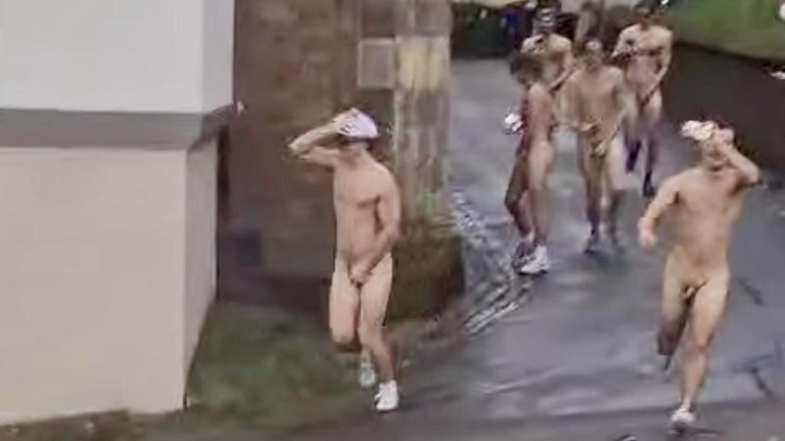 Was-war-denn-da-los-Neun-nackte-Niederl-nder-liefen-durch-Kleve