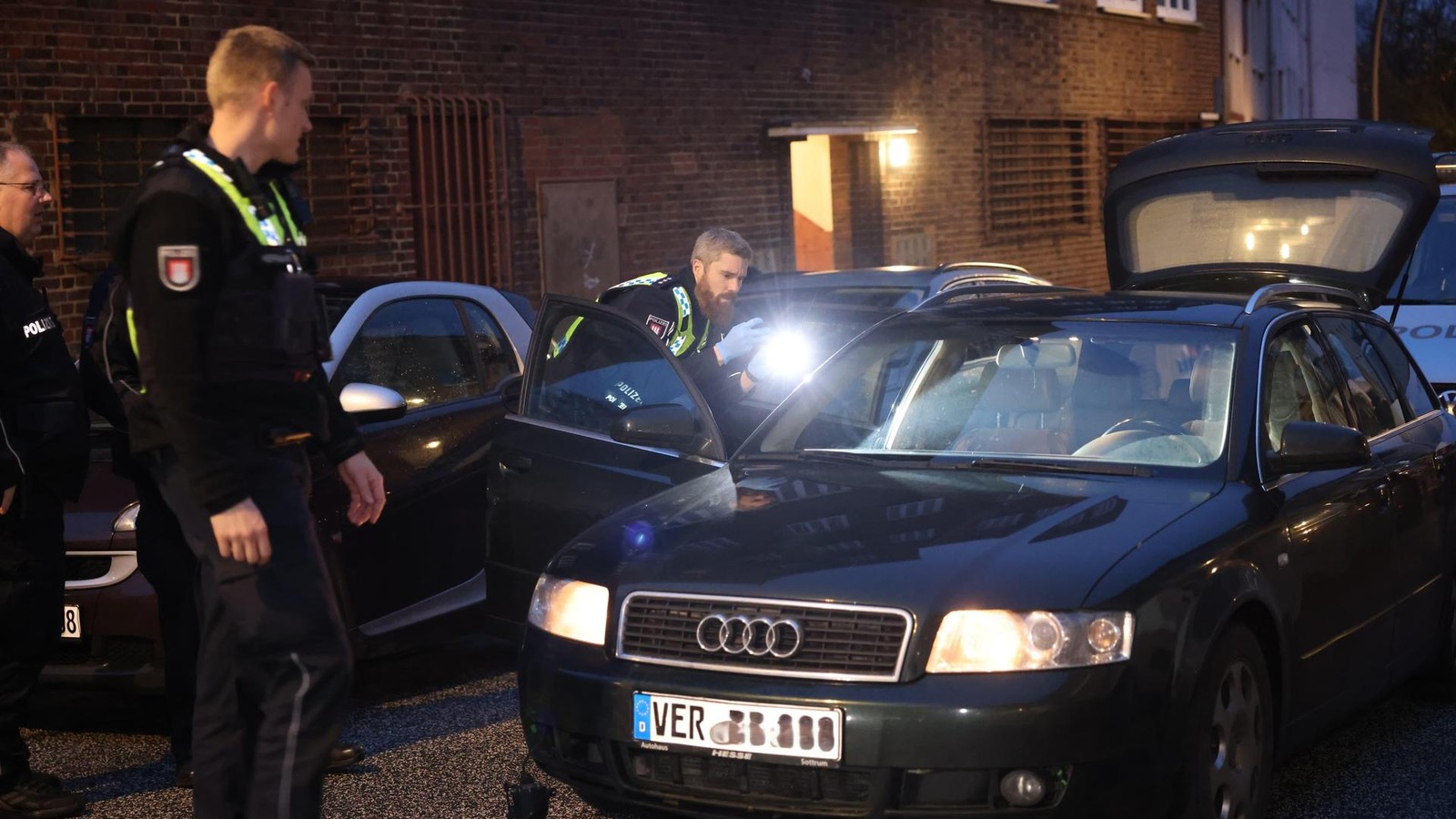 Einbrecher-gestellt-Audi-rast-der-Polizei-davon-Fahrer-fl-chtet