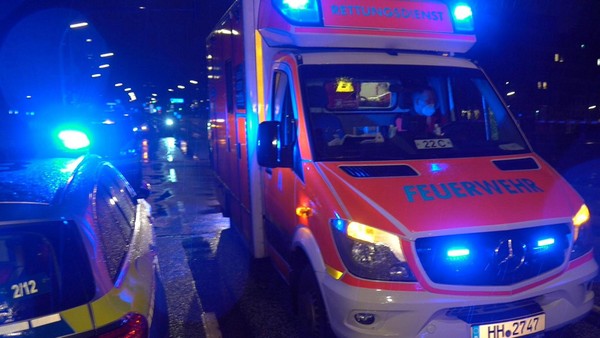 Mindestens zwei Verletzte bei Abbiegeunfall in Poppenbüttel