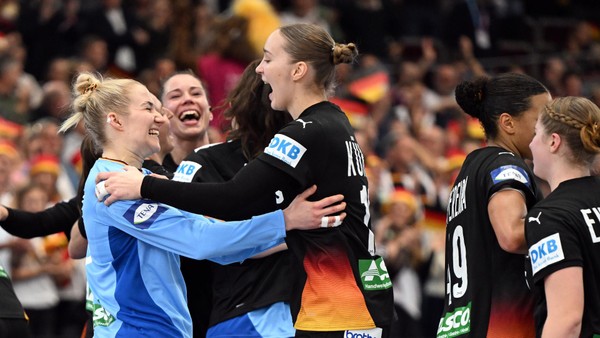 Handball-WM: DHB-Frauen feiern Einzug ins Halbfinale – Titeltraum lebt