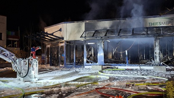 Großfeuer in Pinneberg: 120 Retter im Einsatz, hoher Sachschaden