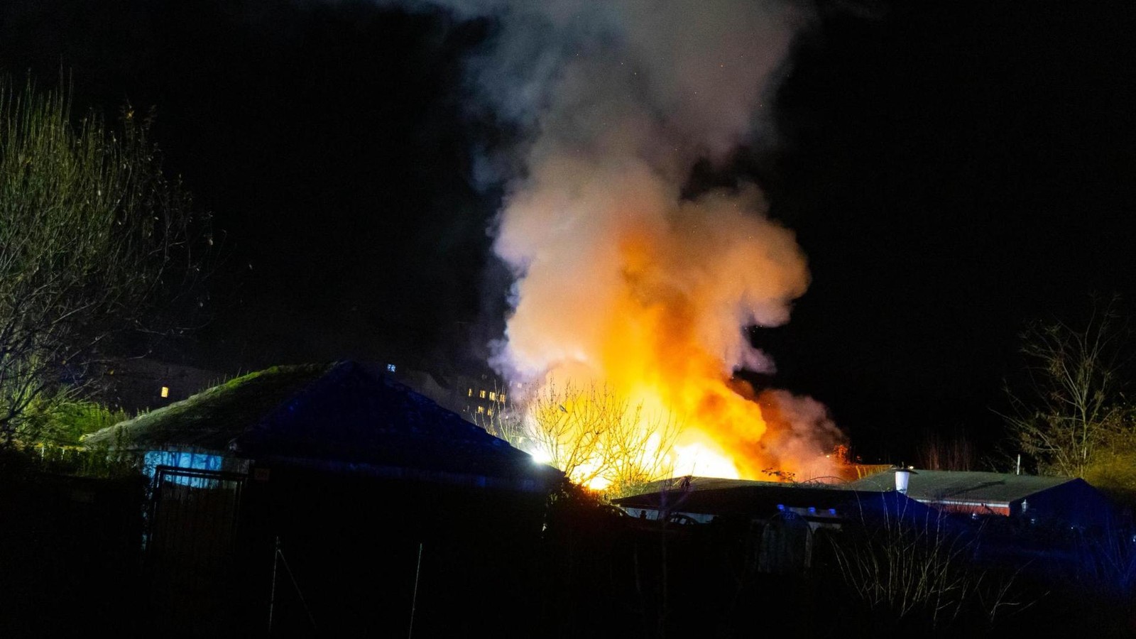 Gartenlaube-brennt-im-Essener-Norden-Rauch-zieht-in-viele-Stadtteile