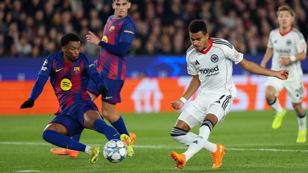 Live! Überraschung in Barcelona: Eintracht Frankfurt führt nach Knauff-Treffer