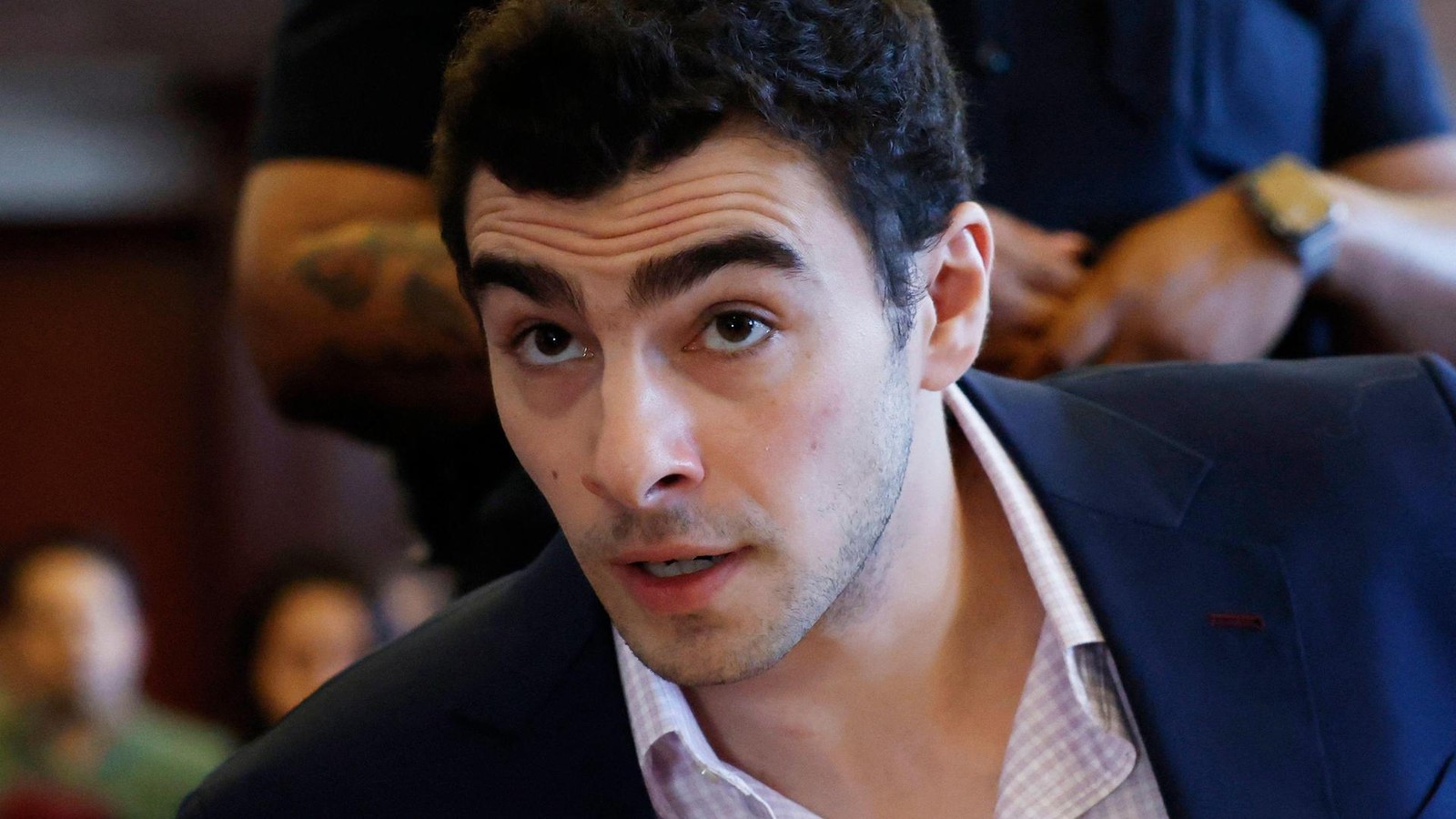 Mangione-ber-Zuschauer-All-diese-Leute-sind-wegen-eines-Massenm-rders-hier-