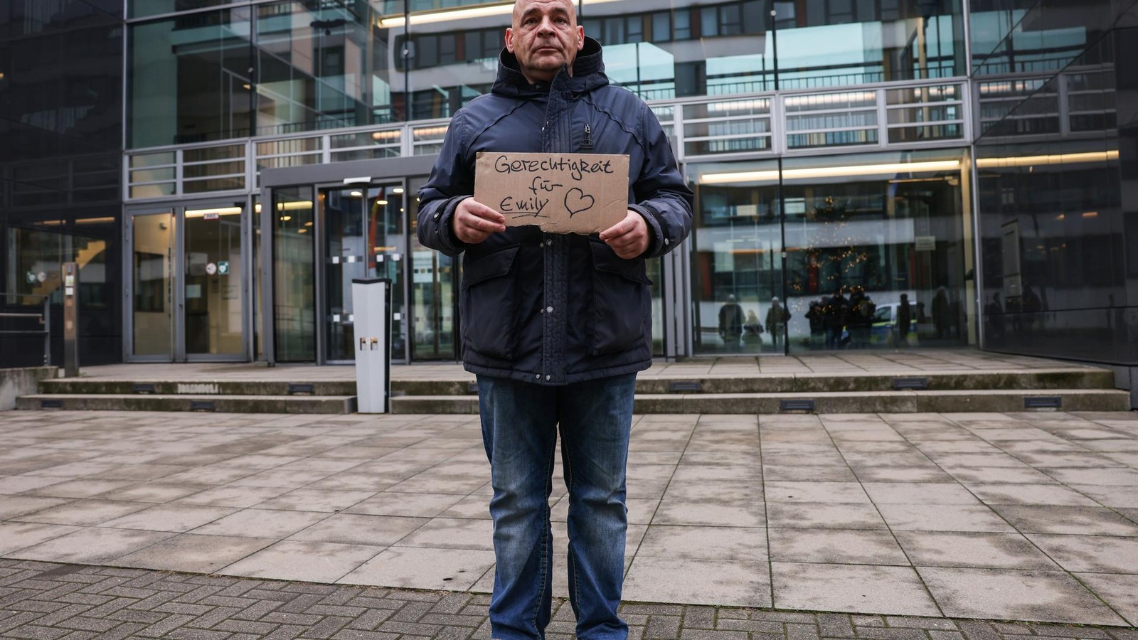 Tod-auf-Klassenfahrt-Vater-von-Emily-h-lt-Mahnwache-vor-NRW-Schulministerium