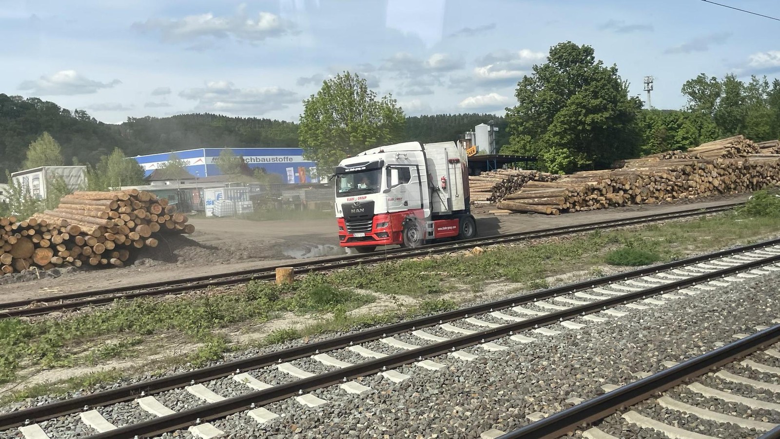 Ende-Gel-nde-40-Tonner-in-Rudolstadt-mit-57-000-Kilogramm-Holz-beladen
