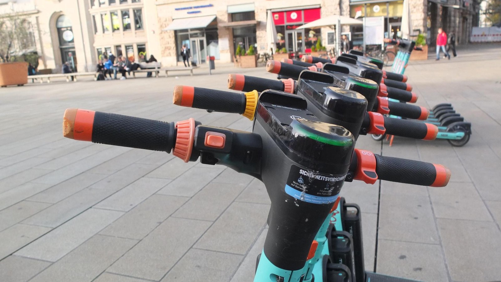 Auf-Flucht-vor-Polizeikontrolle-E-Scooter-Fahrer-verletzt-sich-lebensgef-hrlich