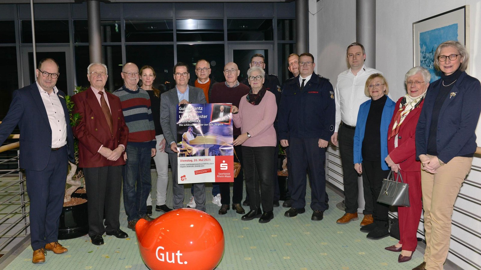 Saalgewinner-spenden-2500-Euro-Sparkasse-feiert-so-ehrenamtliche-Helden