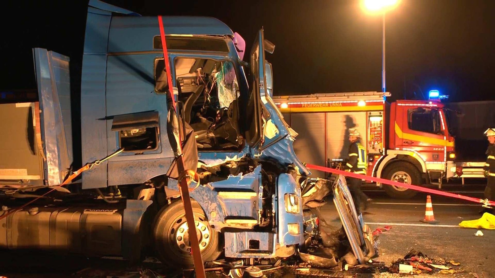A1-bei-Kamen-Lkw-Fahrer-stirbt-bei-schwerem-Unfall-Autobahn-lange-gesperrt