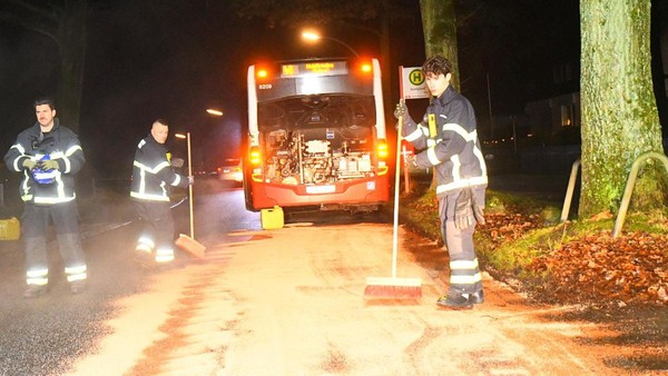 HVV-Bus verliert Motoröl: Feuerwehr verhindert Umweltschaden