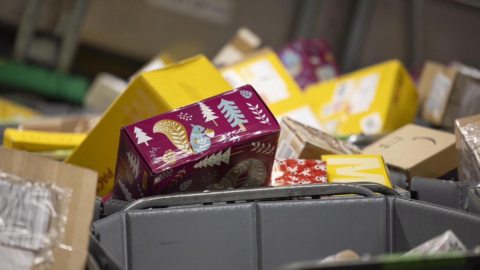 Postwagen-gepl-ndert-Kriminelle-schmei-en-155-Pakete-in-Graben