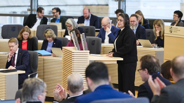 Haushaltsdebatte: Opposition greift Daniel Günther scharf an