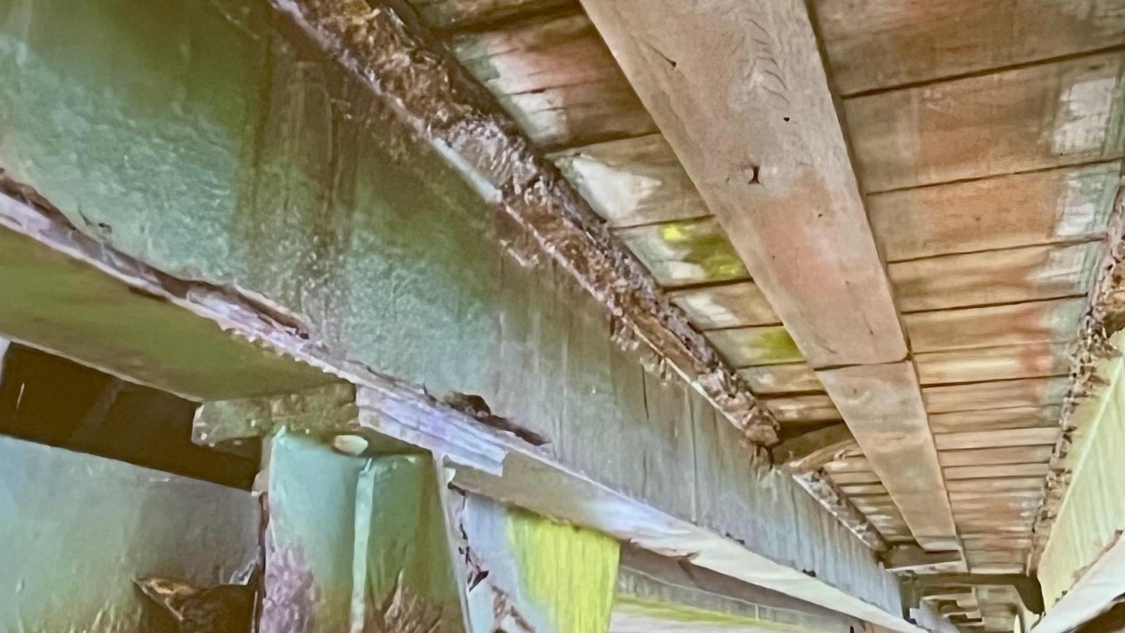 Lebensgefahr-Elbbr-cke-unverz-glich-halbseitig-gesperrt