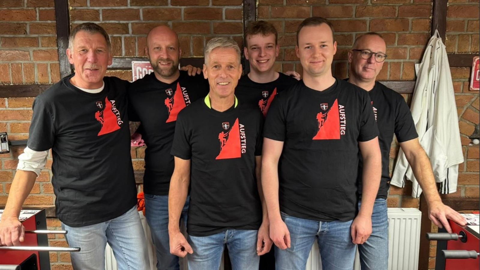 Starkes-Signal-Tischfu-baller-des-1-KC-Rees-feiern-Aufstieg-in-die-Bezirksliga