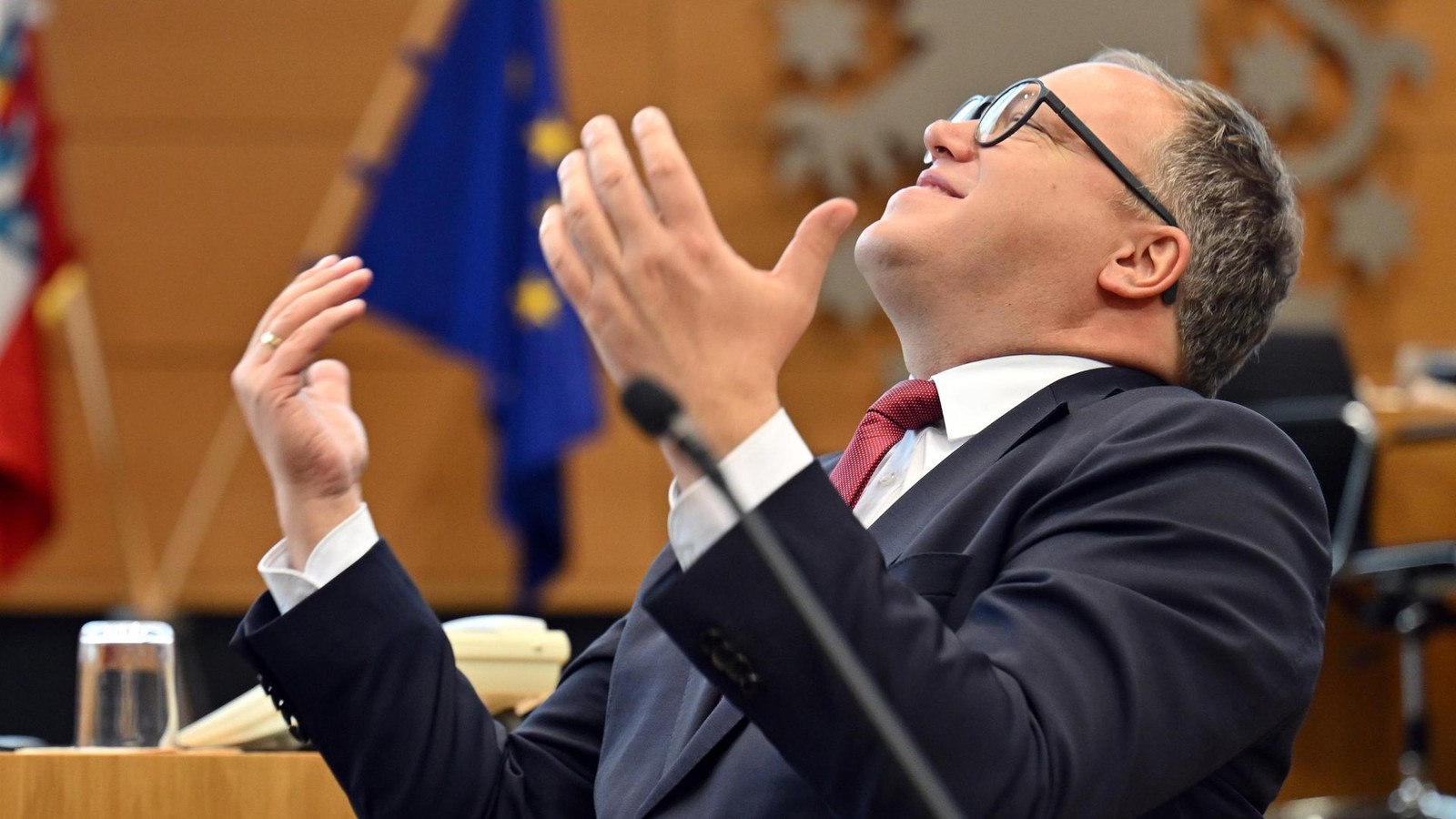 -Ist-das-Satire-Abgeordnete-echauffieren-sich-ber-Sondersitzung-des-Th-ringer-Landtags