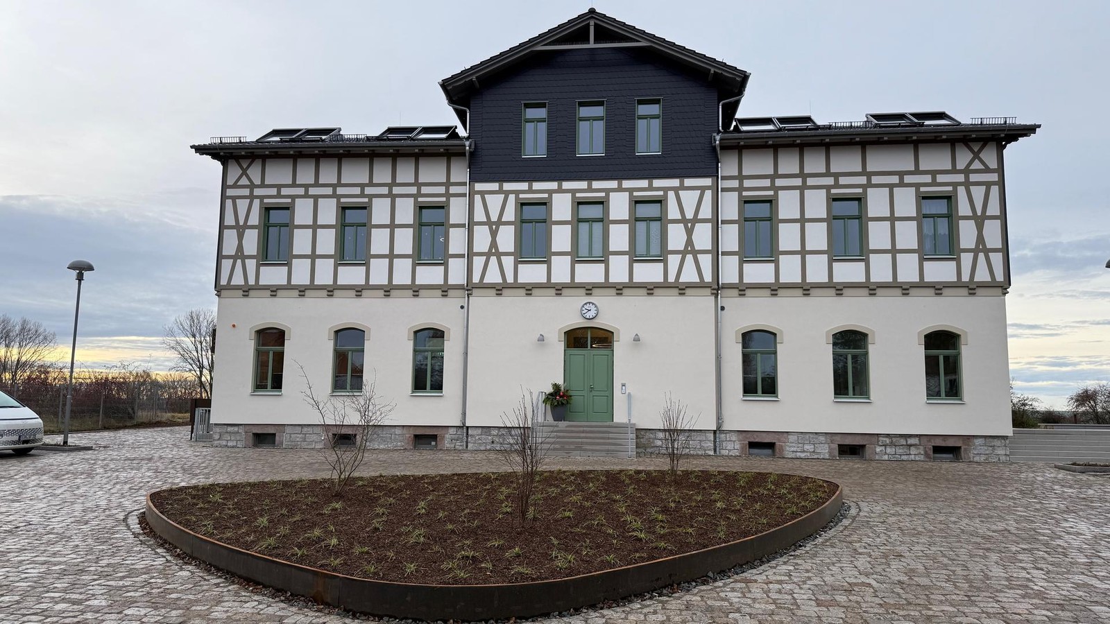 Postkartenmotiv-Schandfleck-Schmuckst-ck-in-K-lleda-Ein-Buch-zeigt-die-Verwandlung