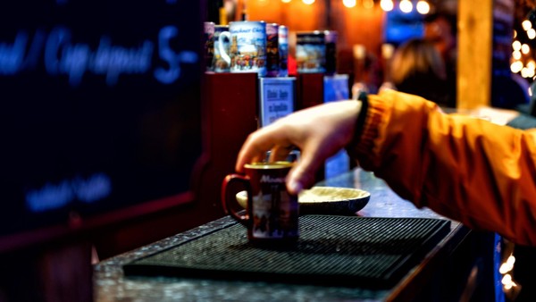 Tasse vom Glühweinstand mitnehmen – erlaubt oder strafbar?