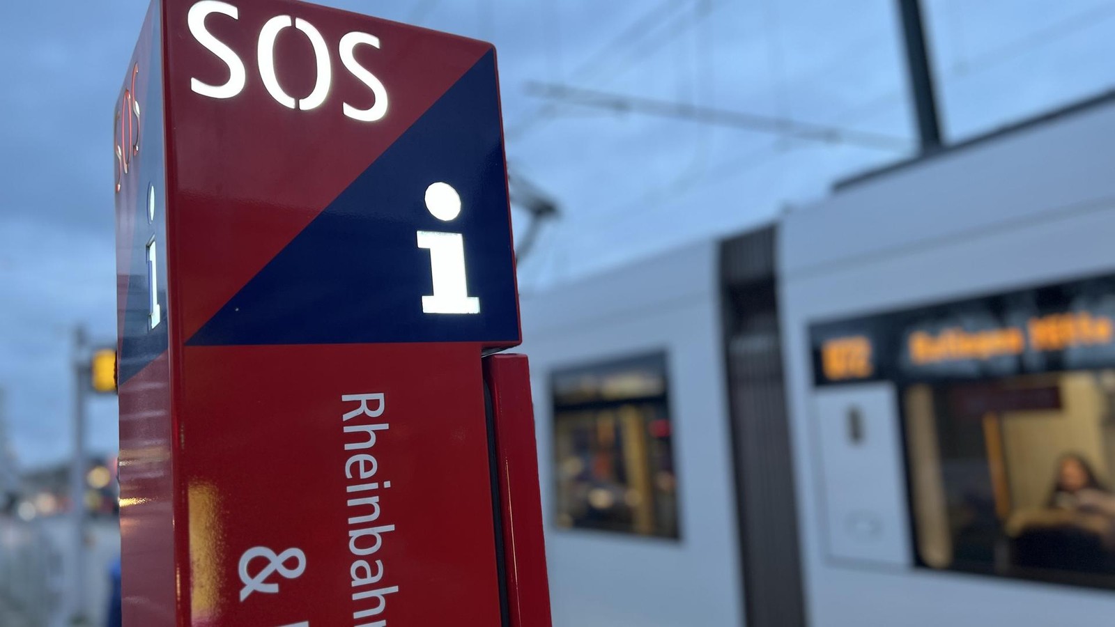 Rheinbahn-Sicher-unterwegs-in-D-sseldorf-So-funktionieren-die-Notrufpfeiler