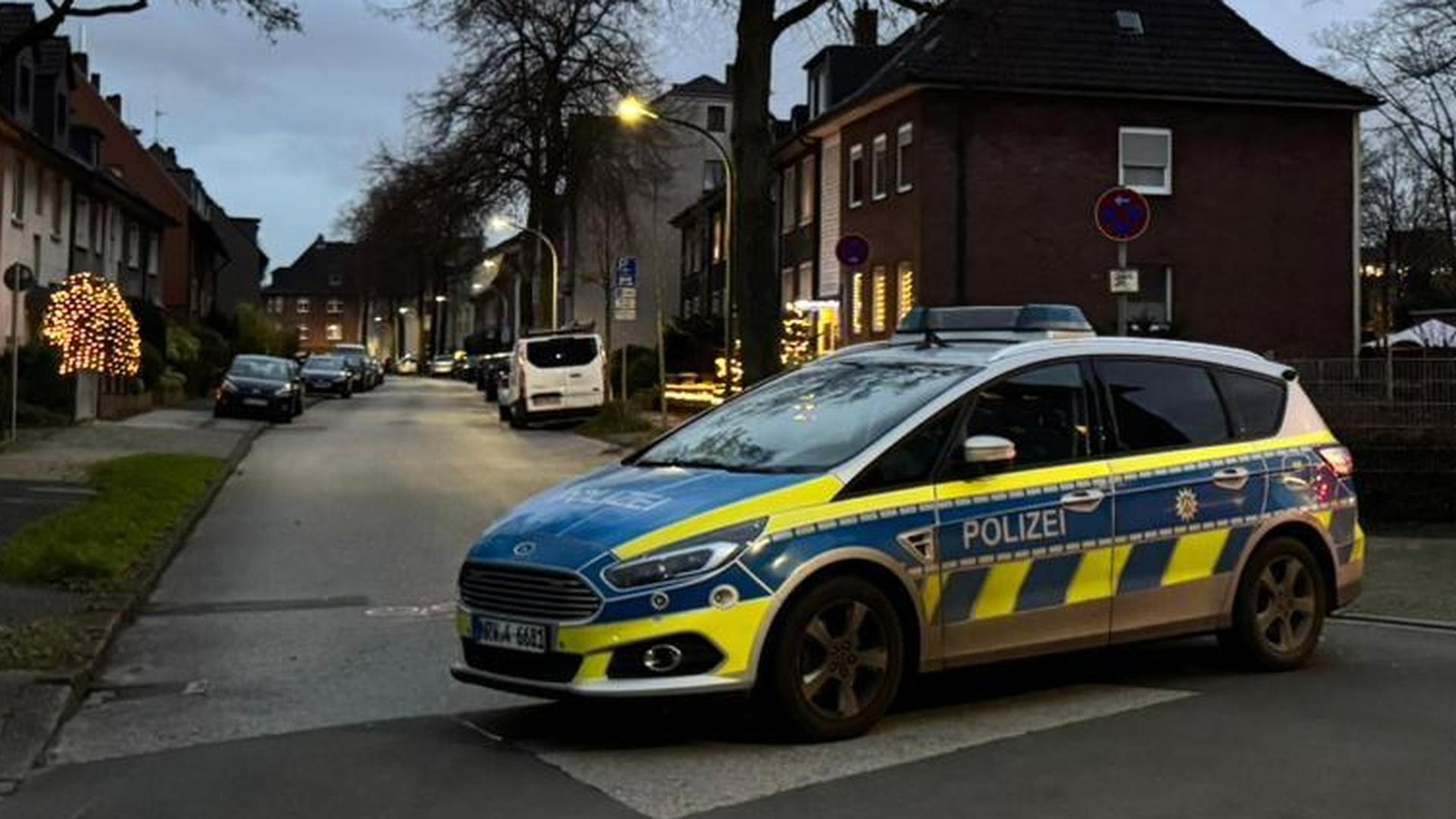 Selbst-gebastelte-Sprengs-tze-Polizei-sperrt-Fundort-in-Bottrop-ab