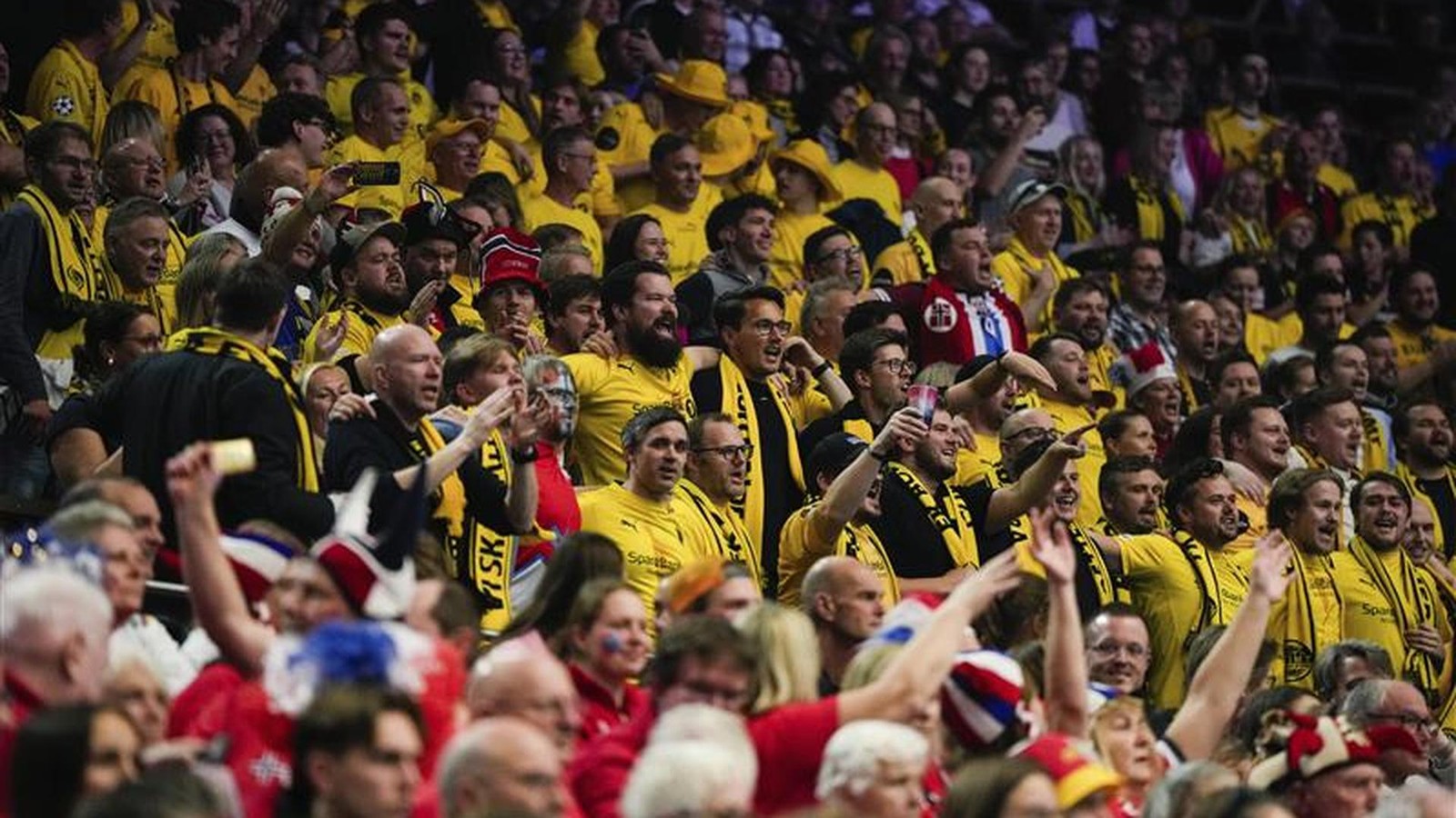 Vor-Spiel-gegen-den-BVB-Norwegische-Fu-ballfans-sorgen-beim-Handball-f-r-Ekstase