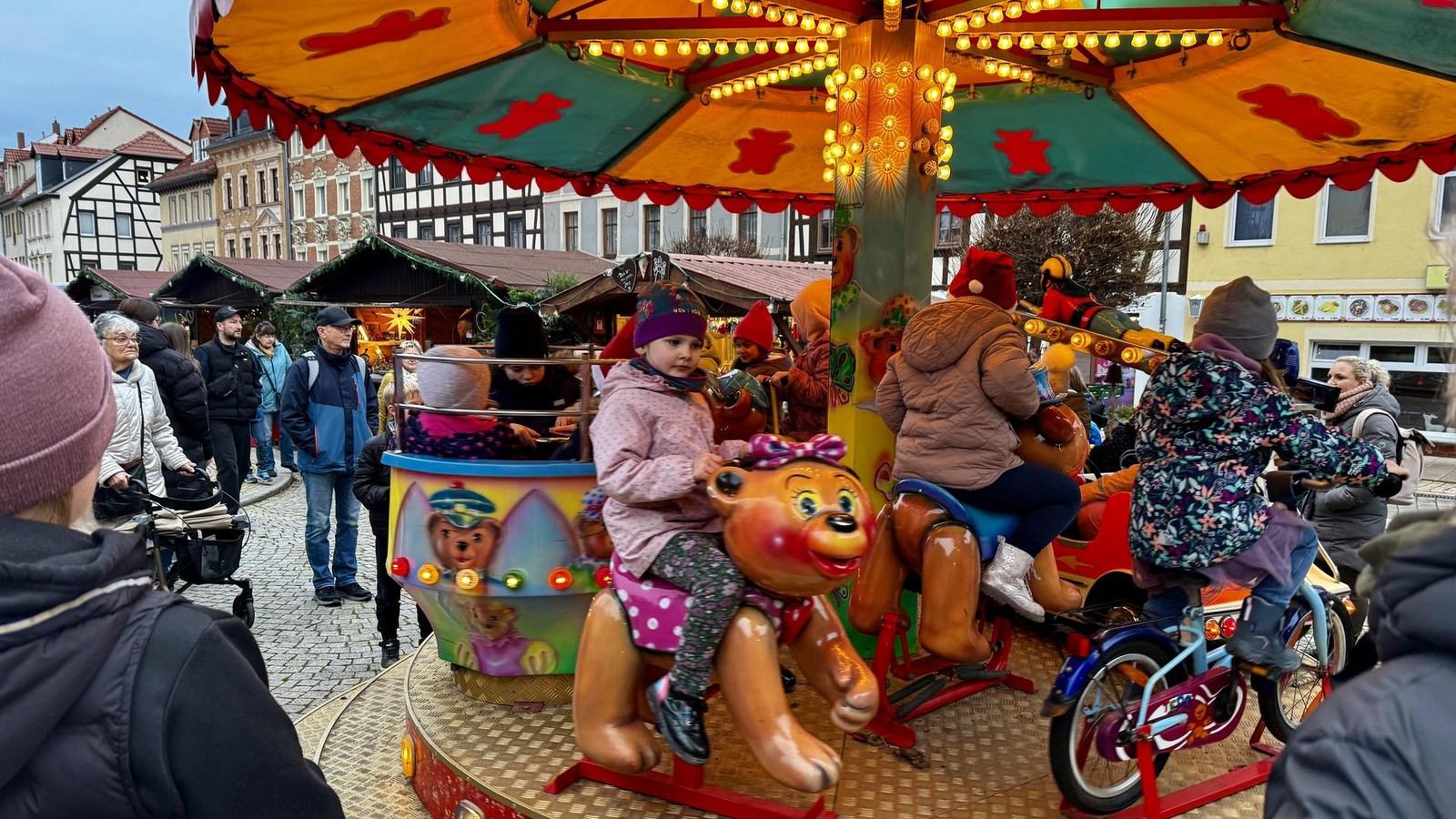 Schm-llner-Weihnachtsmarkt-er-ffnet-F-nf-s-e-Tage-in-der-Knopfstadt-mit-Video-