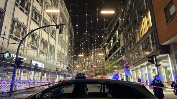 Schriftzug droht herunterzufallen – Polizei sperrt wichtige Straße in der City