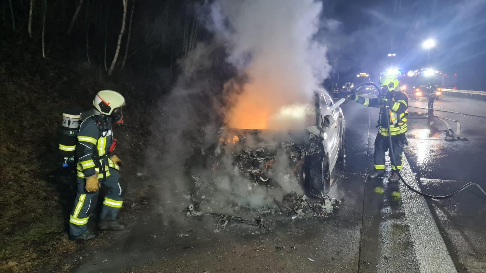 Hybrid-Porsche-brennt-auf-A-38-im-Eichsfeld-aus