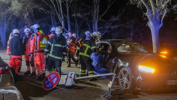 Schwerer Unfall: Mercedes liefert sich Verfolgungsjagd mit Polizei