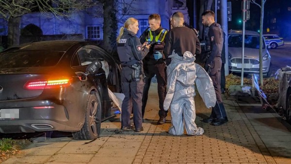 Mercedes liefert sich Verfolgungsjagd mit Polizei – 64-Jährige schwer verletzt