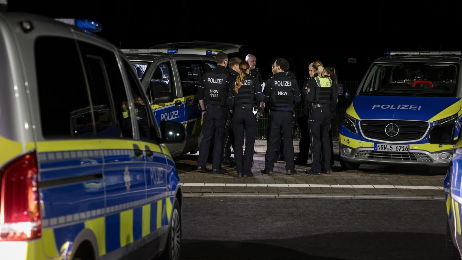 Zwei-maskierte-M-nner-l-sen-Gro-einsatz-an-Berufsschule-aus