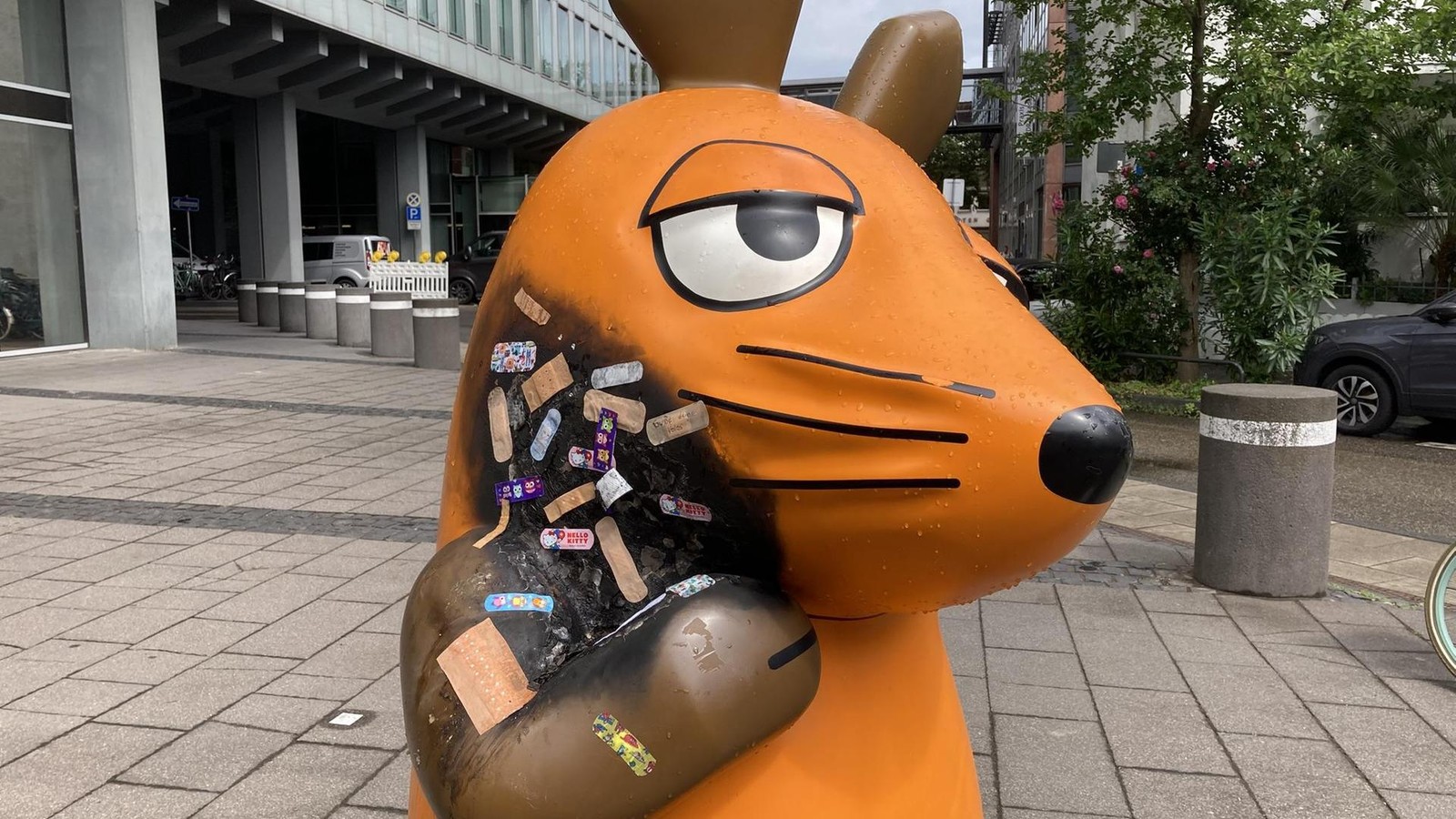 brandanschlag-auf-maus-statue-polizei-erh-lt-20-hinweise