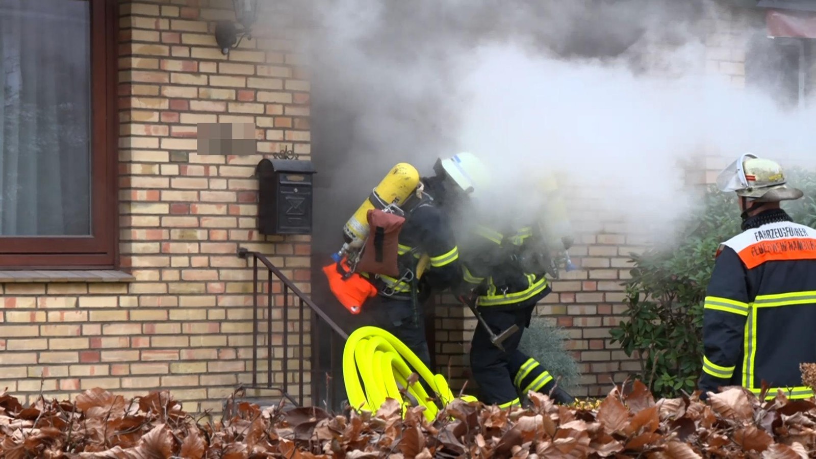 Frau-bei-Feuer-in-Doppelhaush-lfte-schwer-verletzt-Bauarbeiter-als-Ersthelfer