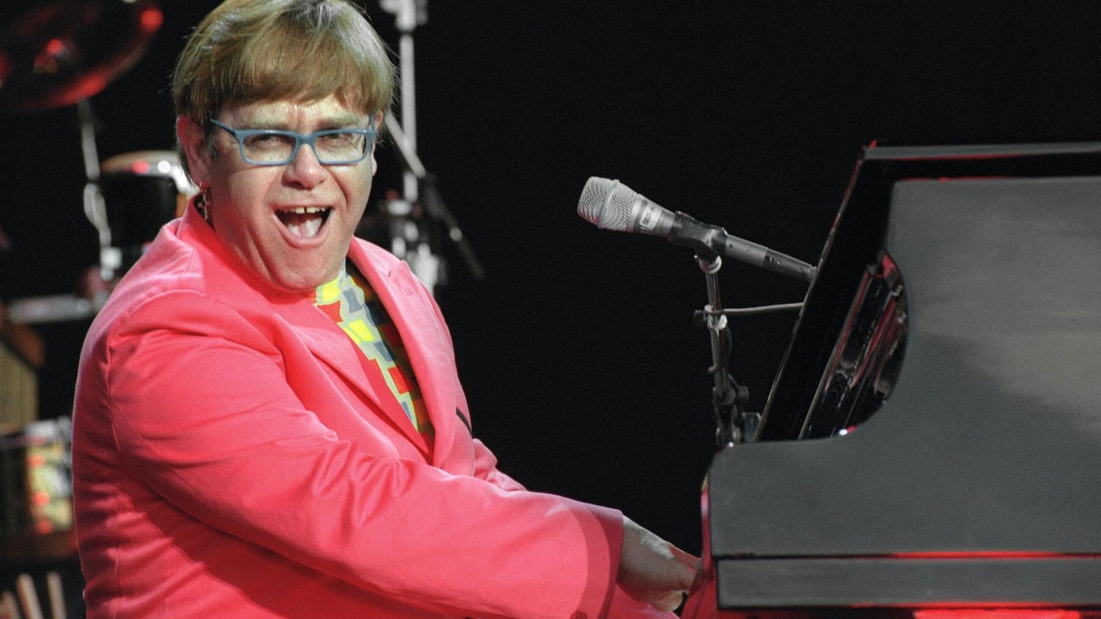 Elton-John-spielt-ein-Konzert-und-Fielmann-sponsert-nicht-nur-die-Brille
