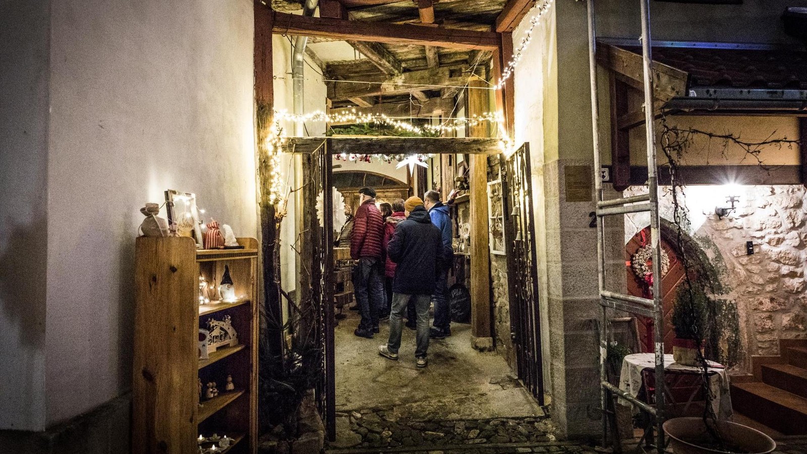 Entdeckungsreise-durch-die-Altstadt-Kahla-l-dt-zum-Advent-in-den-H-fen-ein