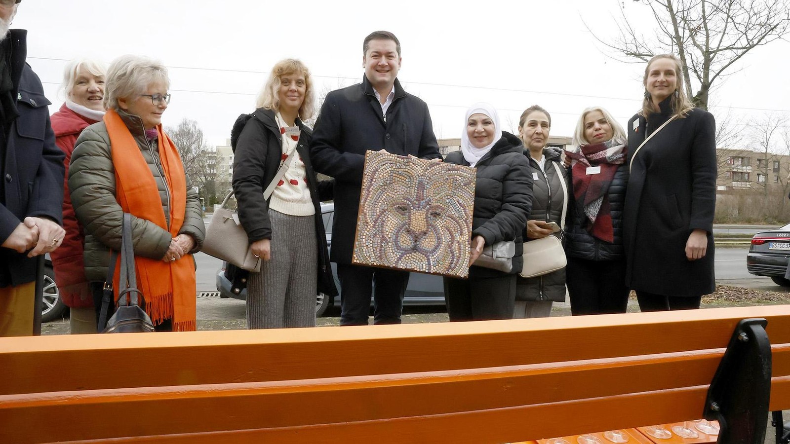 Braunschweig-stellt-orangefarbene-B-nke-auf-Das-hat-es-damit-auf-sich