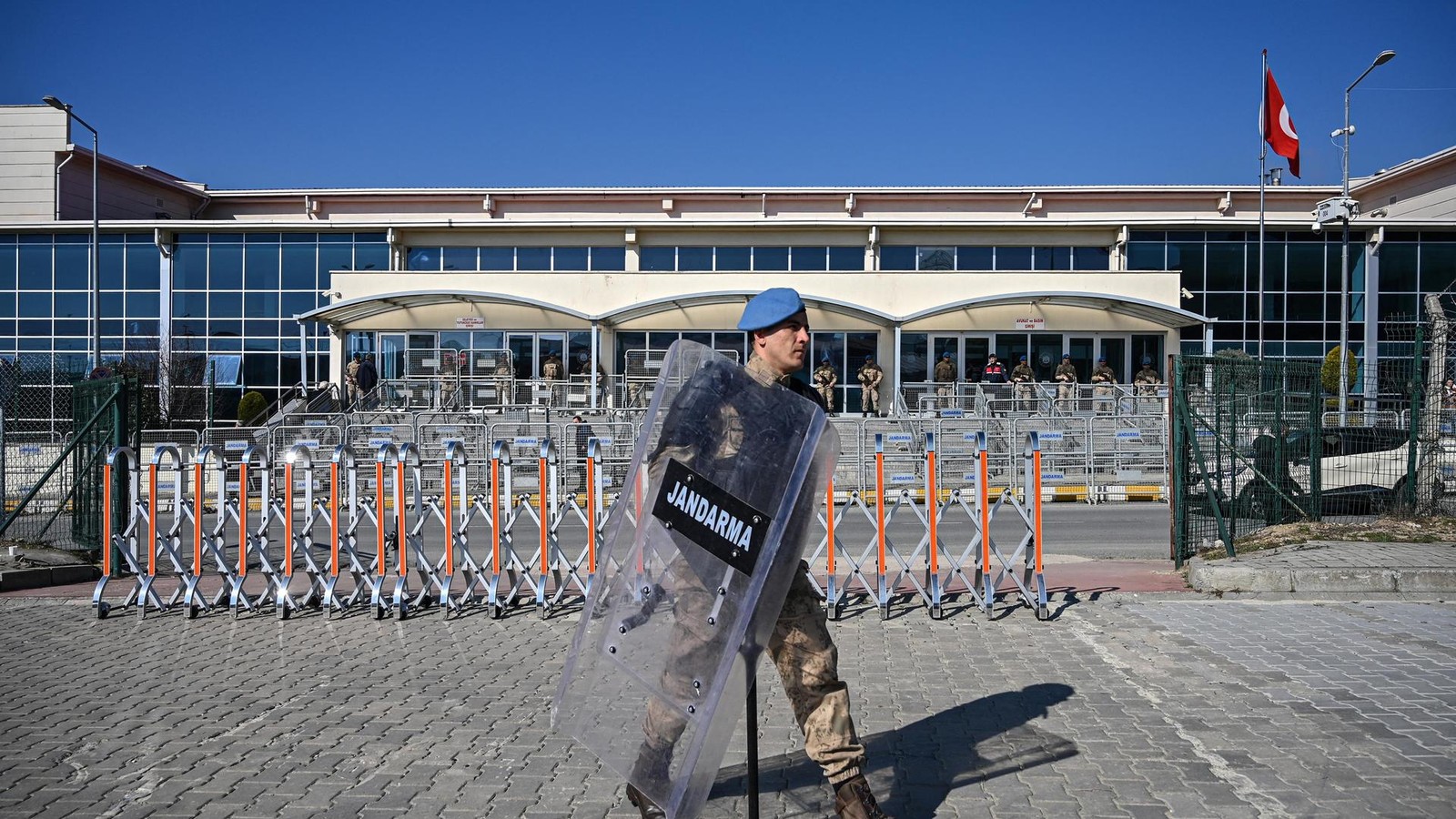 Platz-f-r-555-Angeklagte-Oppositionelle-f-rchten-Erdogans-XXL-Gerichtssaal