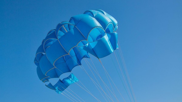 Fallschirm verfängt sich – Skydiver hängt in 4600 Metern Höhe an Flugzeug